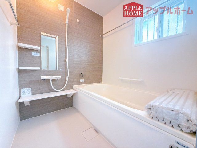 [新築住宅] 深谷市田中 全2区画の浴室|窓付きのバスルームは、採光もあり明るく気持ちの良い空間です。窓があることで、換気環境も良好。掃除もスムーズに出来ます♪
