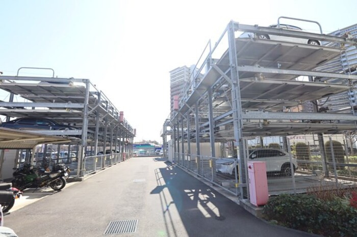 フロンティア・コンフォート研究学園の駐車場|機械式立体駐車場