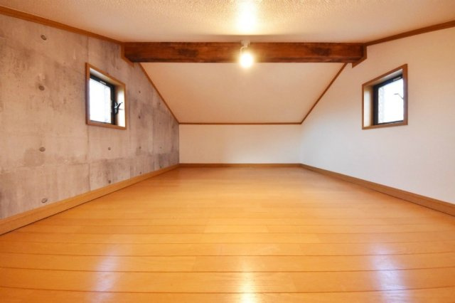 東大阪市稲田本町1丁目　テラスハウスのその他|2階洋室の上に広々ロフトがあります。