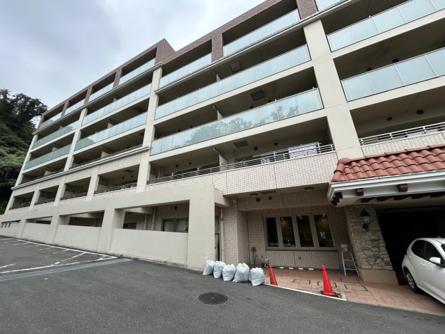 【間取り】 | ダイヤモンドライフ森の里ヒルズ | 1SLDKは、サービスルーム、居室、リビングダイニングキッチンを備え、収納や趣味の空間を確保できますよ。リビングでゆったり過ごしたり、個室で休んだりと、メリハリのある生活を送りたい方におすすめですね。