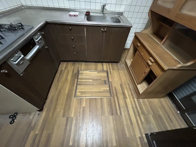 【キッチン】 | 料理を作りながらご家族と会話を楽しめる配置かどうかは、図面のレイアウトだけでは判断しにくいもの。毎日の家事を効率良くこなせる空間の繋がりを、ぜひ現地で直接ご体感してみることをおすすめいたします。