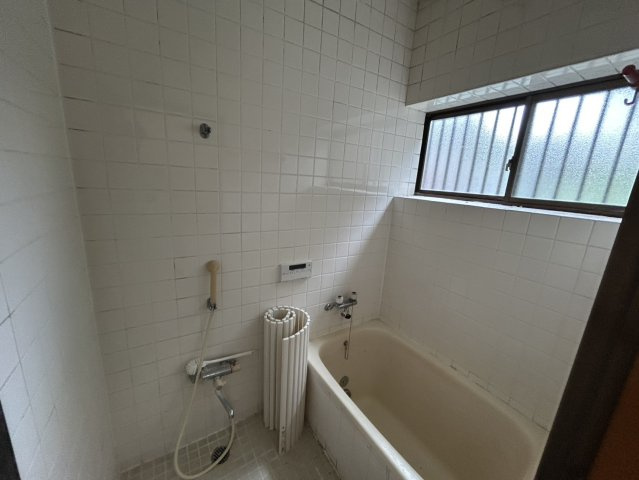 【浴室】 | 一日の疲れをほぐすお風呂場は、写真の見た目だけでなく実際のサイズ感が大切です。浴槽に浸かった時の足の伸ばし具合や洗い場のゆとりを、ぜひ現地で実際に立ち入ってお確かめになってみてはいかがでしょうか。