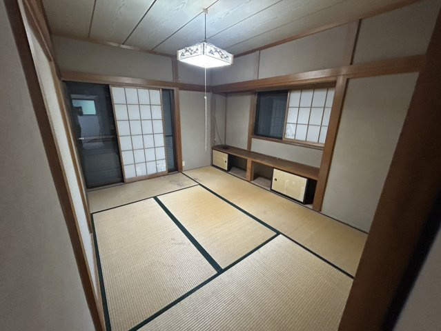 【和室】 | 和室は客間だけでなく、お子様の遊び場や洗濯物を畳むスペースなど、暮らしに合わせて多彩に活用できる便利な空間です。図面では分からない畳の踏み心地や使い勝手の良さを、ぜひ現地に立って直接お確かめください。
