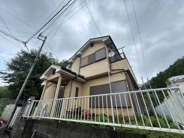 【外観】 | 写真では伝わりにくい外壁の質感や周辺の街並みとの調和。日当たりの様子や建物のスケール感は現地ならではの確認ポイントです。玄関前に立った時の佇まいや雰囲気を、ぜひ実際の現地でお確かめになってみてください