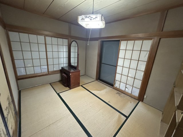 【和室】 | 障子や襖を通して柔らかく室内に広がる自然光や、心落ち着く静かな空間は画像や文字だけでは伝わらない。ご家族でゴロゴロと寛ぎながら過ごす団らんの時間を想像しつつ、ぜひ現地でその心地よさを体感してください。