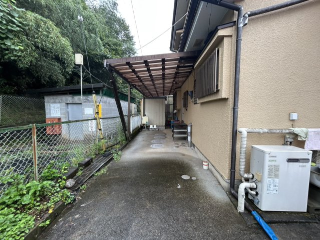 【駐車場】 | 図面上の寸法だけでは分かりにくい、実際の車の出し入れのしやすさや切り返しのゆとり。お車を安全に停められるか、周囲の障害物も含めて現地でお確かめになってみてはいかがでしょうか。