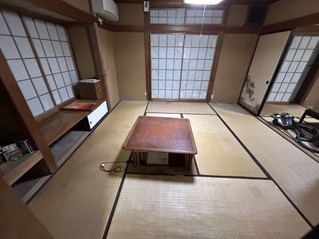 【和室】 | い草の心地よい香りや肌触りは、写真や図面だけではどうしても伝わらない現地ならではの魅力です。実際に素足で畳の上に上がり、素材の持つ柔らかな質感や心安らぐ空気感を、ぜひ現地でお確かめになってみてください
