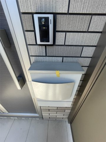 ステラハウスのエントランス|宅配BOX付で荷物の受取に便利です★