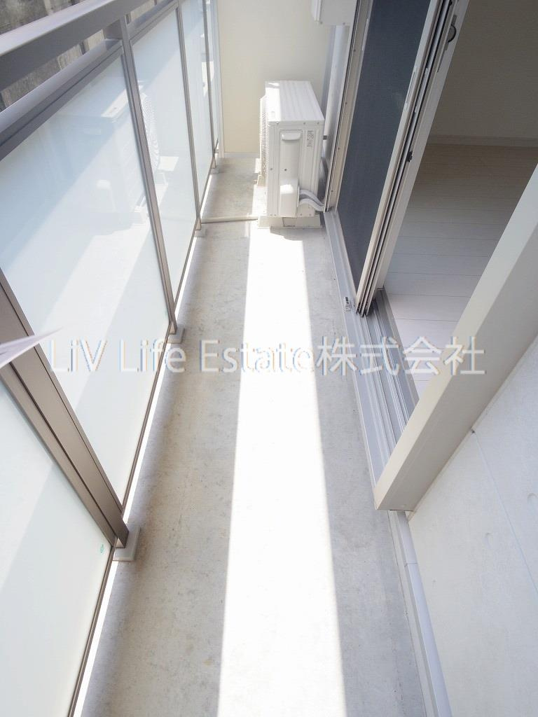 小平市学園西町１丁目のアパートのバルコニー