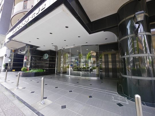 グリフィン新横浜・六番館のエントランス