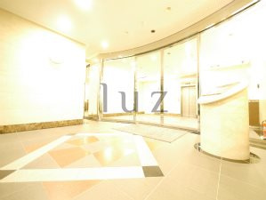 グリフィン新横浜・六番館のエントランス