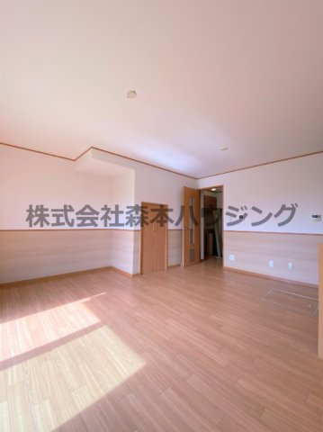 【居間・リビング】 | 　ルシアコート村野 | こちらのリビングで趣味の時間をお楽しみください