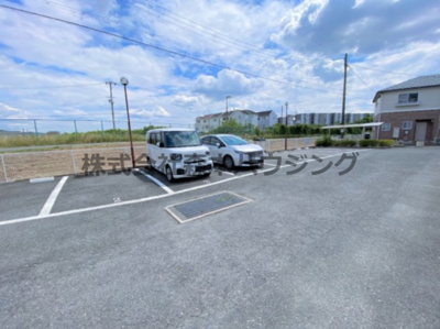 【駐車場】 | 　ルシアコート村野 | 車をお持ちの方に嬉しい駐車場付きの物件です