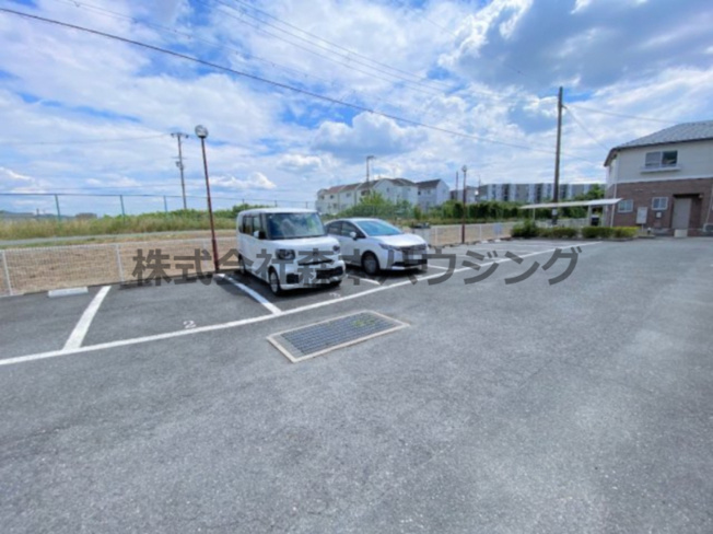 【駐車場】 | 　ルシアコート村野 | 車をお持ちの方に嬉しい駐車場付きの物件です