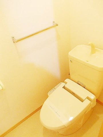 フラワーガーデン１のトイレ|落ち着いた色調のトイレです