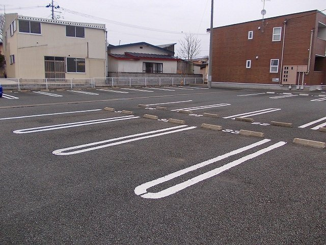 サンリットハウスⅣの駐車場|駐車スペースもあります