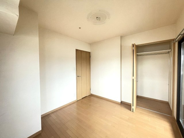 プレジデント皇神五日市の洋室|約5.4帖の北側洋室にも収納が配置されています。