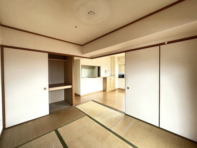 プレジデント皇神五日市の和室|リビング横の和室です。ふすまを開けるとリビングと一体で利用できます。