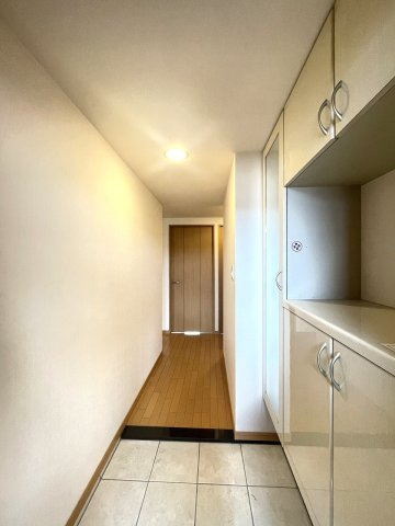 プレジデント皇神五日市の玄関|玄関にはシューズボックスが配置されています。