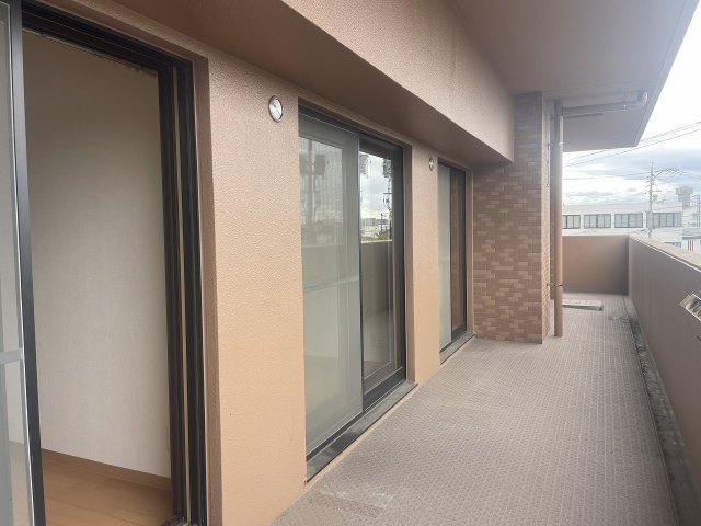 プレジデント皇神五日市のその他|南西側バルコニーはワイドで作業が行いやすいです。