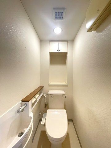 プレジデント皇神五日市のトイレ|収納力のある戸棚が設置されているトイレです。