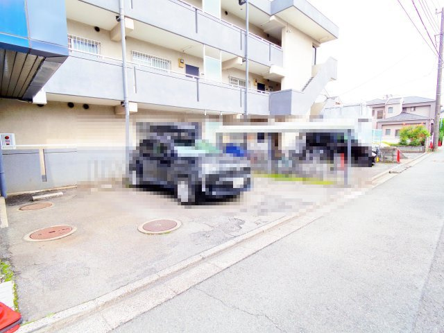 小平市仲町の賃貸マンションの駐車場