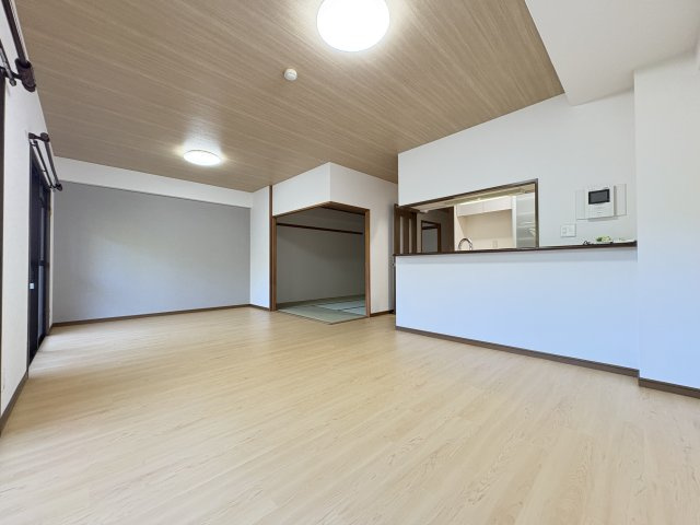 ペルル企救丘弐番館の居間・リビング|広々約16帖のLDK！家族みんながゆったり過ごせる開放感のあるリビングです♪