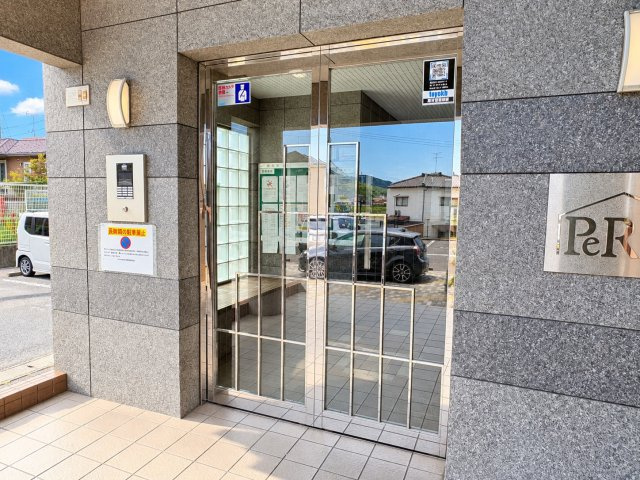 ペルル企救丘弐番館のその他共用部分|オートロック付きのエントランス♪来訪者を確認してから対応できる、安心感のある共用設備です♪
