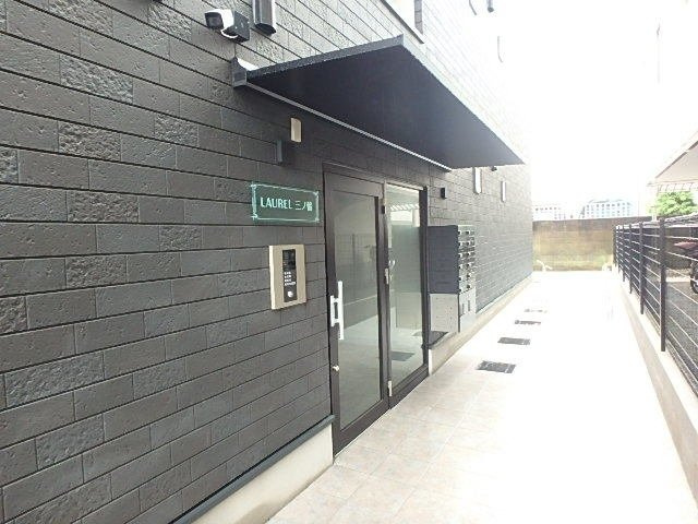 ＬＡＵＲＥＬ三ノ輪のエントランス