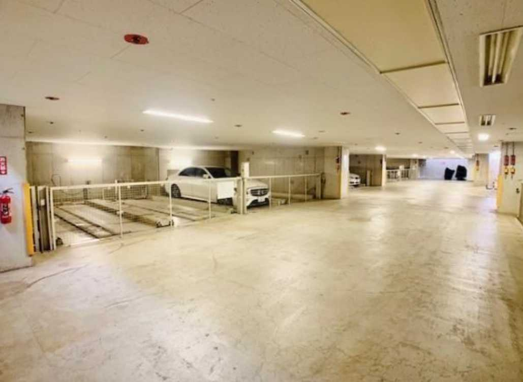 アパートメンツ東山　振分　南向き　ファミリー向けの駐車場