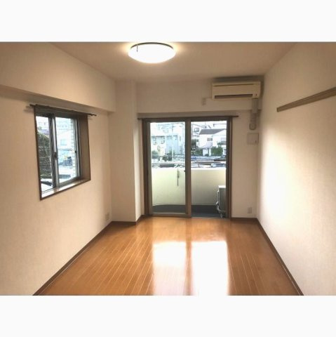 エステート目黒本町の居間・リビング|使いやすい居間です