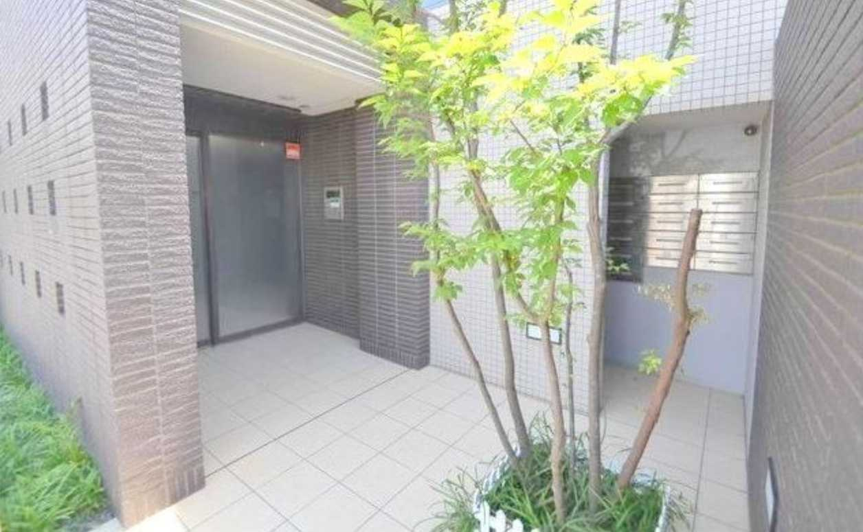 リヴェール三軒茶屋　ルームシェア相談　南東角部屋　管理人巡回のエントランス