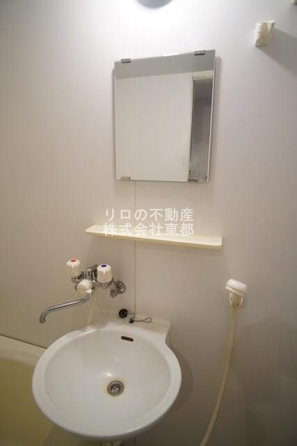 Ｔ’ｓ　ｃｏｕｒｔ　鷹番の洗面所|明るい洗面所です