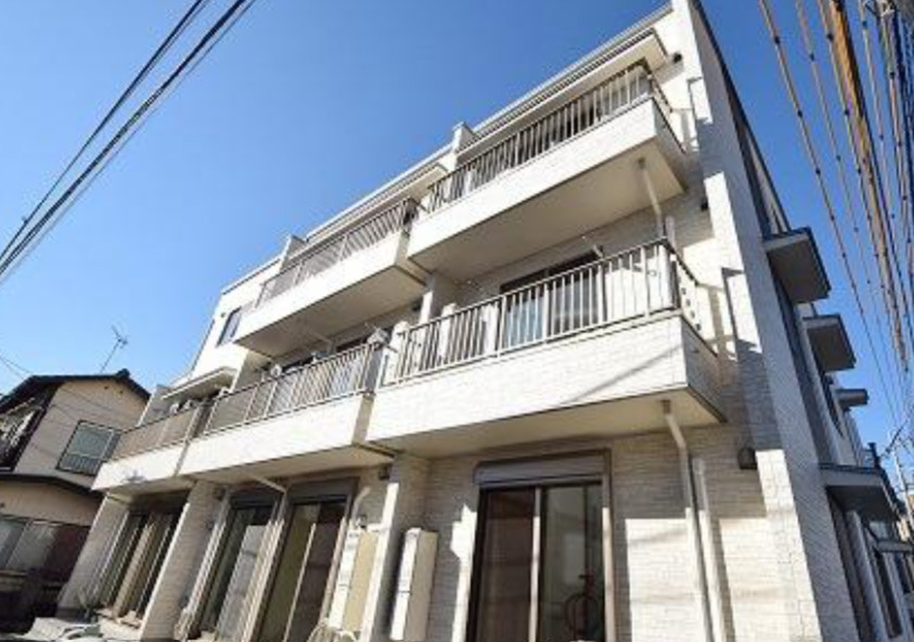 調布市入間町１丁目のアパートのエントランス