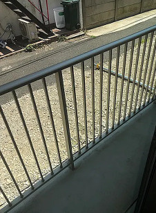 調布市入間町１丁目のアパートのバルコニー