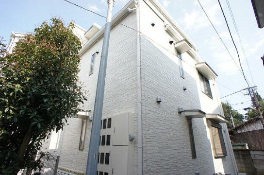 調布市入間町１丁目のアパートの外観