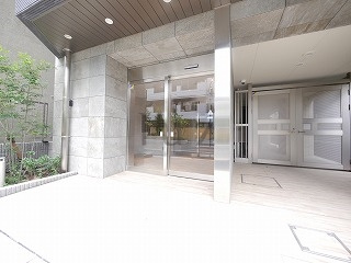 グロースレジデンス横浜大通り公園のエントランス