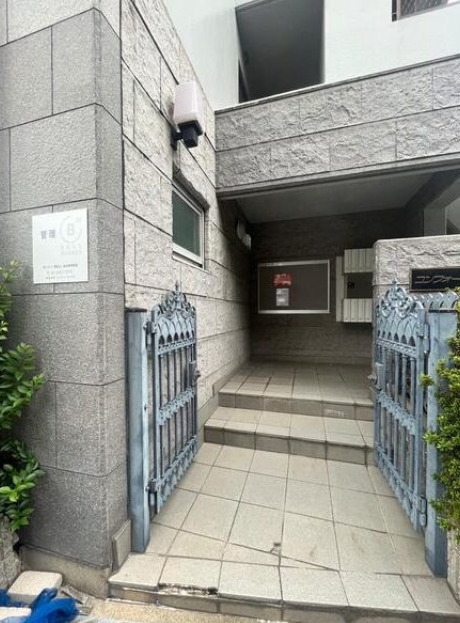 大阪市東淀川区井高野２丁目の店舗一部のエントランス