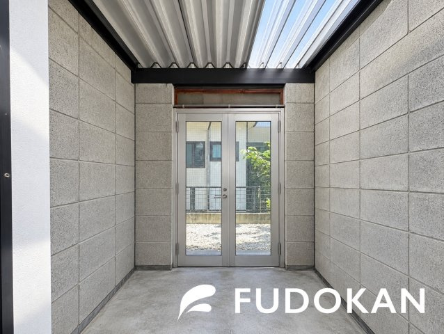 山形市桧町【中古住宅】の収納|１．９５帖のコンクリートブロック造の物置。外部用品がたっぷり入る収納です。