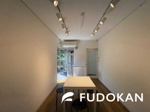 山形市桧町【中古住宅】の洋室|１階洋室。こちらのお部屋もレンタルルームとして使用しております。事務所やお部屋としても利用できます。