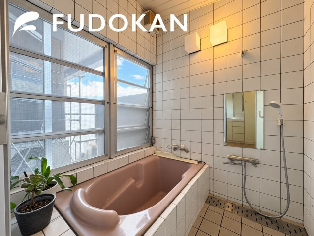 山形市桧町【中古住宅】の浴室|２階には珍しい開放的な窓がある浴室です。ゆったり足がのばせる浴槽で一日の疲れを癒してください。