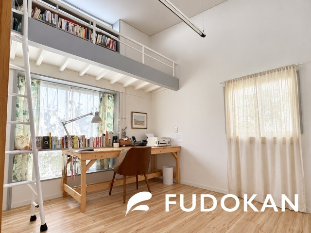 山形市桧町【中古住宅】の洋室|２階洋室。ロフト付きでおしゃれなお部屋です！！ロフトに本棚や収納がたっぷり！！ワクワクしますね！！