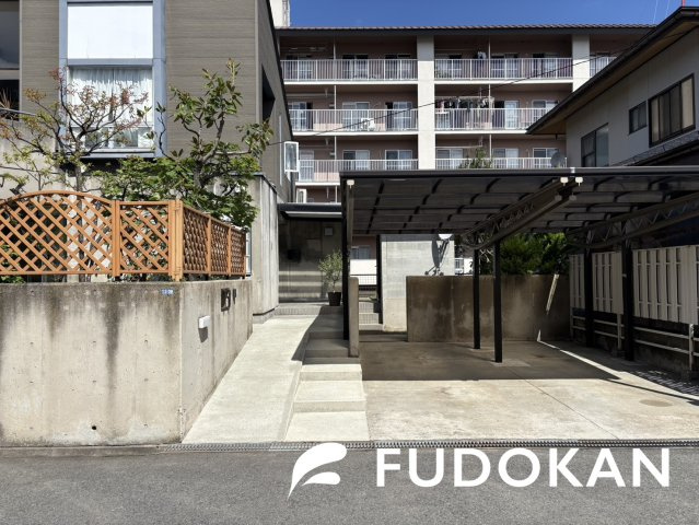 山形市桧町【中古住宅】の駐車場|２台用カーポート付きで雨に濡れず乗り降り出来ます！！