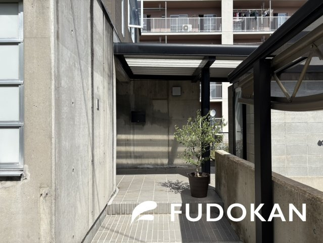 山形市桧町【中古住宅】の外観|玄関アプローチ