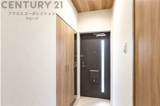 木目調の建具が温もりを感じさせる、明るく清潔感のある玄関。収納力のあるシューズボックスを備え、すっきりとした空間を保てます。毎日の外出や帰宅を心地よく迎えてくれる住まいの顔です。
