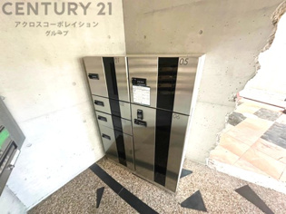 宅配ボックスは荷物の受け取りや配達が便利で安全です。不在時でも荷物が確保され、盗難や損傷のリスクが減少。受け取り時間の柔軟性が向上。外出先からでも荷物の受け取りや預けが可能となります。

