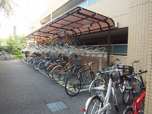 メゾンカルム西新宿の駐車場