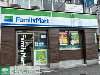 ファミリーマート 用賀駅前店 徒歩4分。 290m
