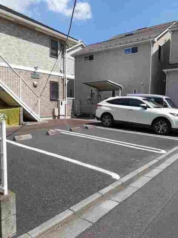 ヴィラ・エメラルドの駐車場