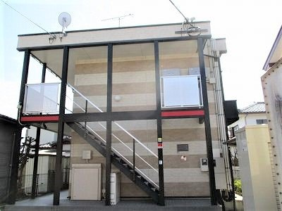 レオパレスアーバン　イーストの外観